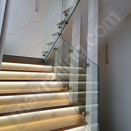 Стъклен парапет по стълби с дистанционер